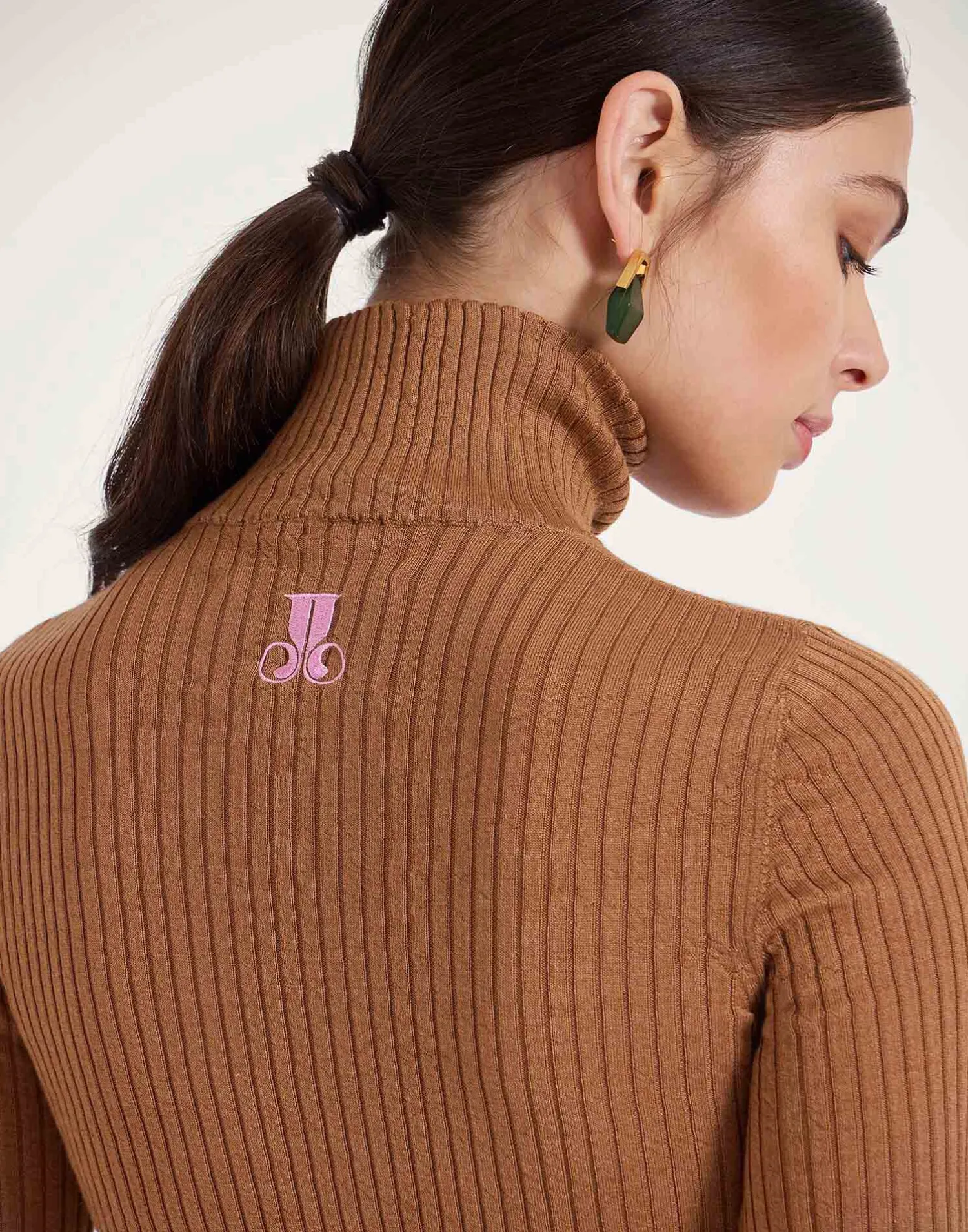 La DoubleJ Maglieria<High Kick TopCamel in Ribbed Silk Cashmere With Feathers