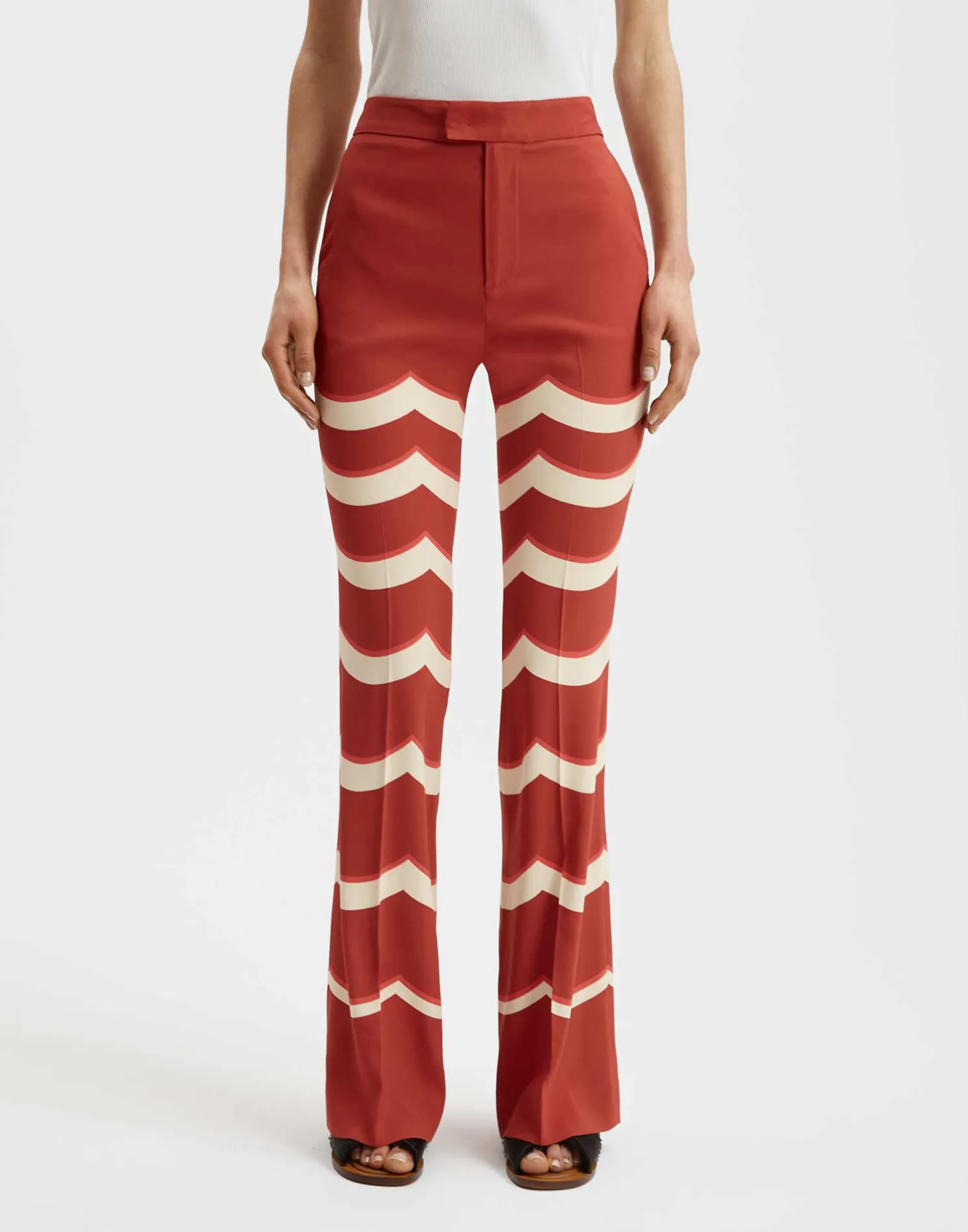 La DoubleJ Pantaloni E Shorts<Saturday Night PantsFans Placée Red in Envers Satin
