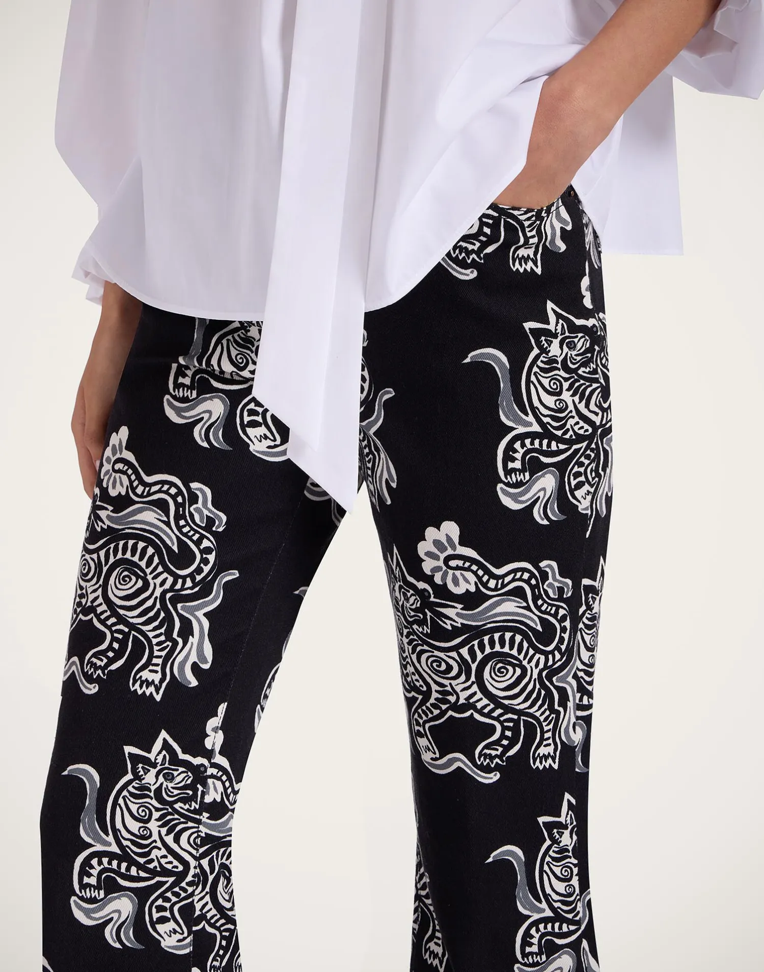 La DoubleJ Denim|Pantaloni E Shorts<The Cropped Flare JeanCrazy Tigers Black & White in Cotton Drill