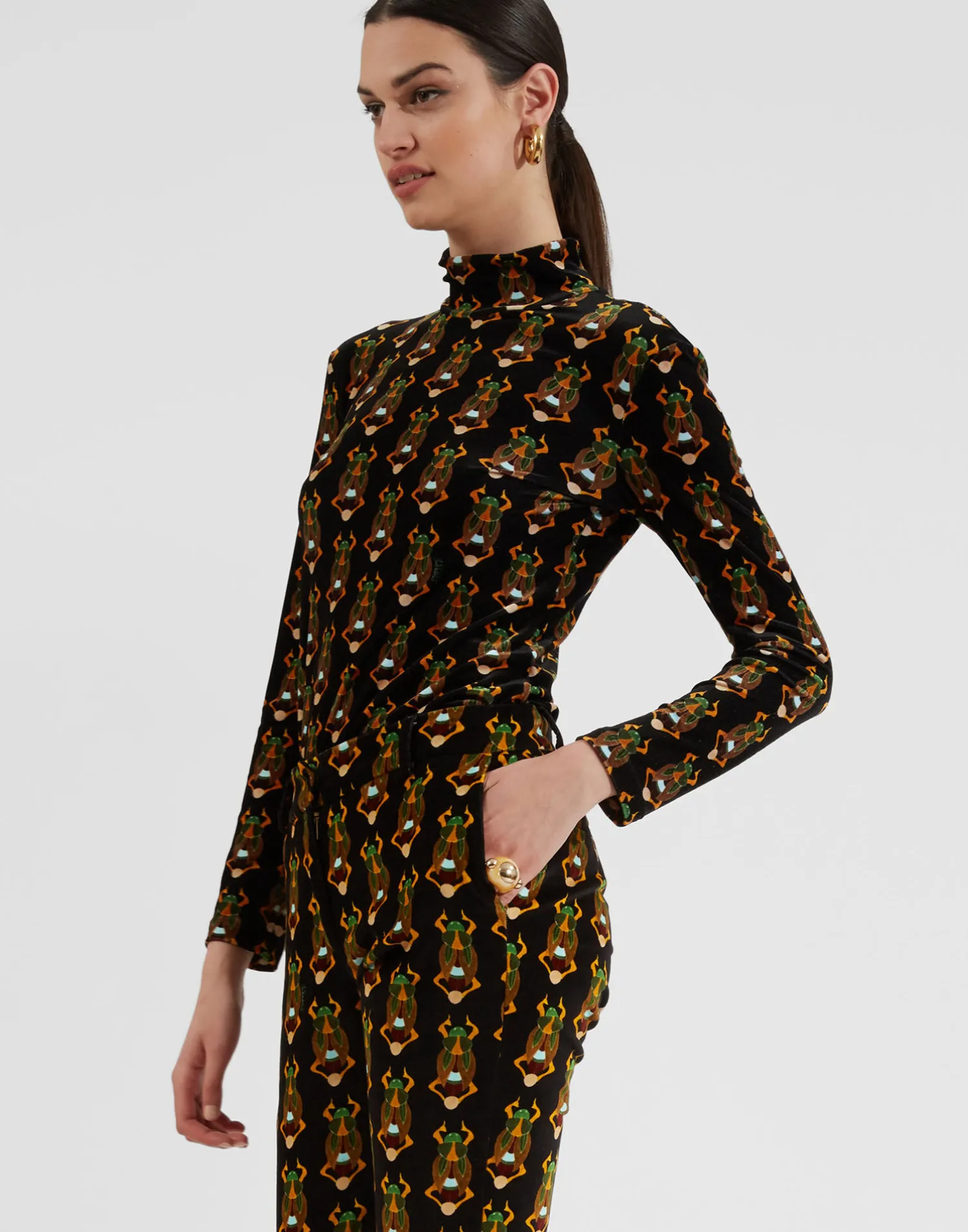 La DoubleJ Loungewear|Camicie E Top<TurtleneckScarab Black in Stretch Velvet