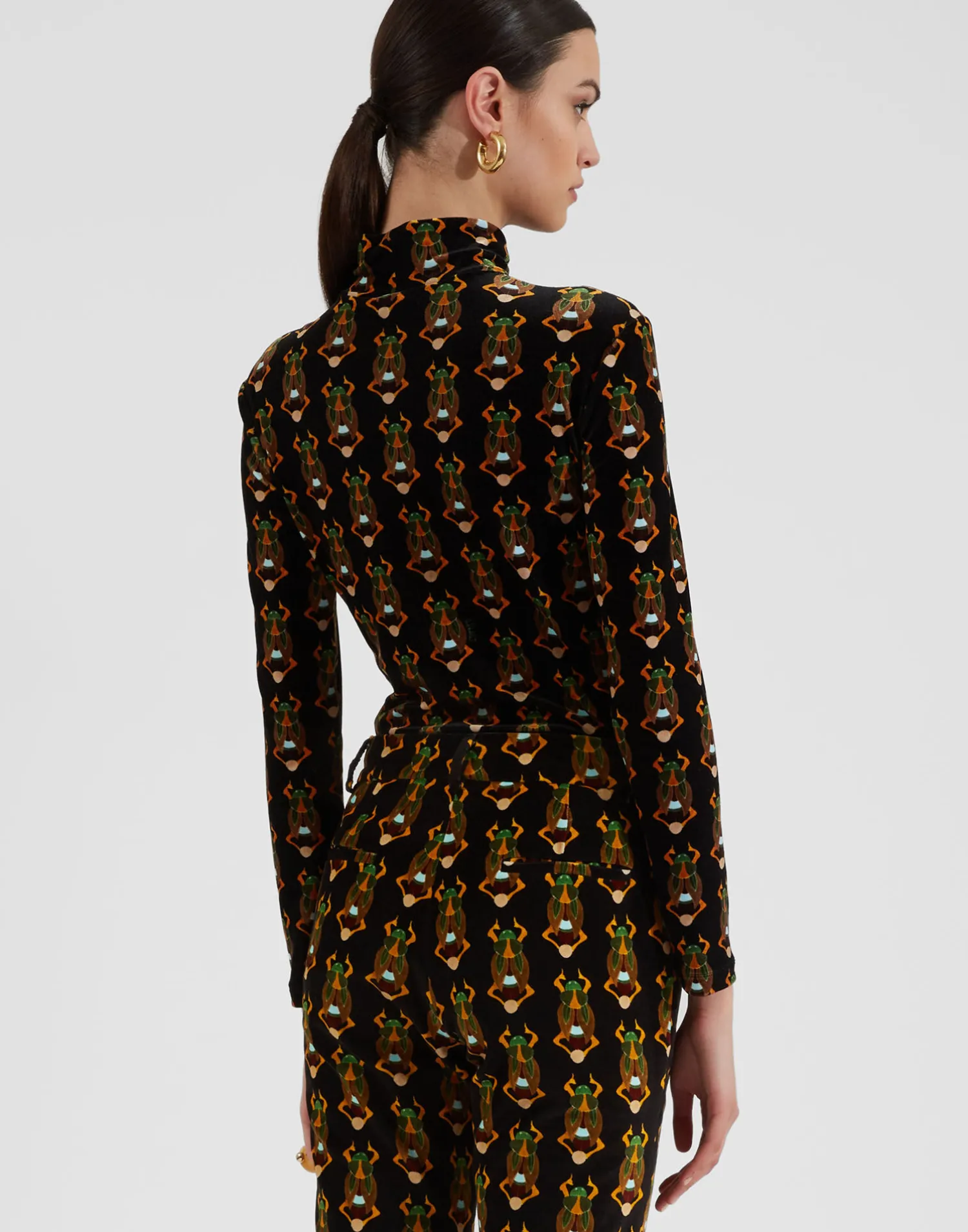 La DoubleJ Loungewear|Camicie E Top<TurtleneckScarab Black in Stretch Velvet