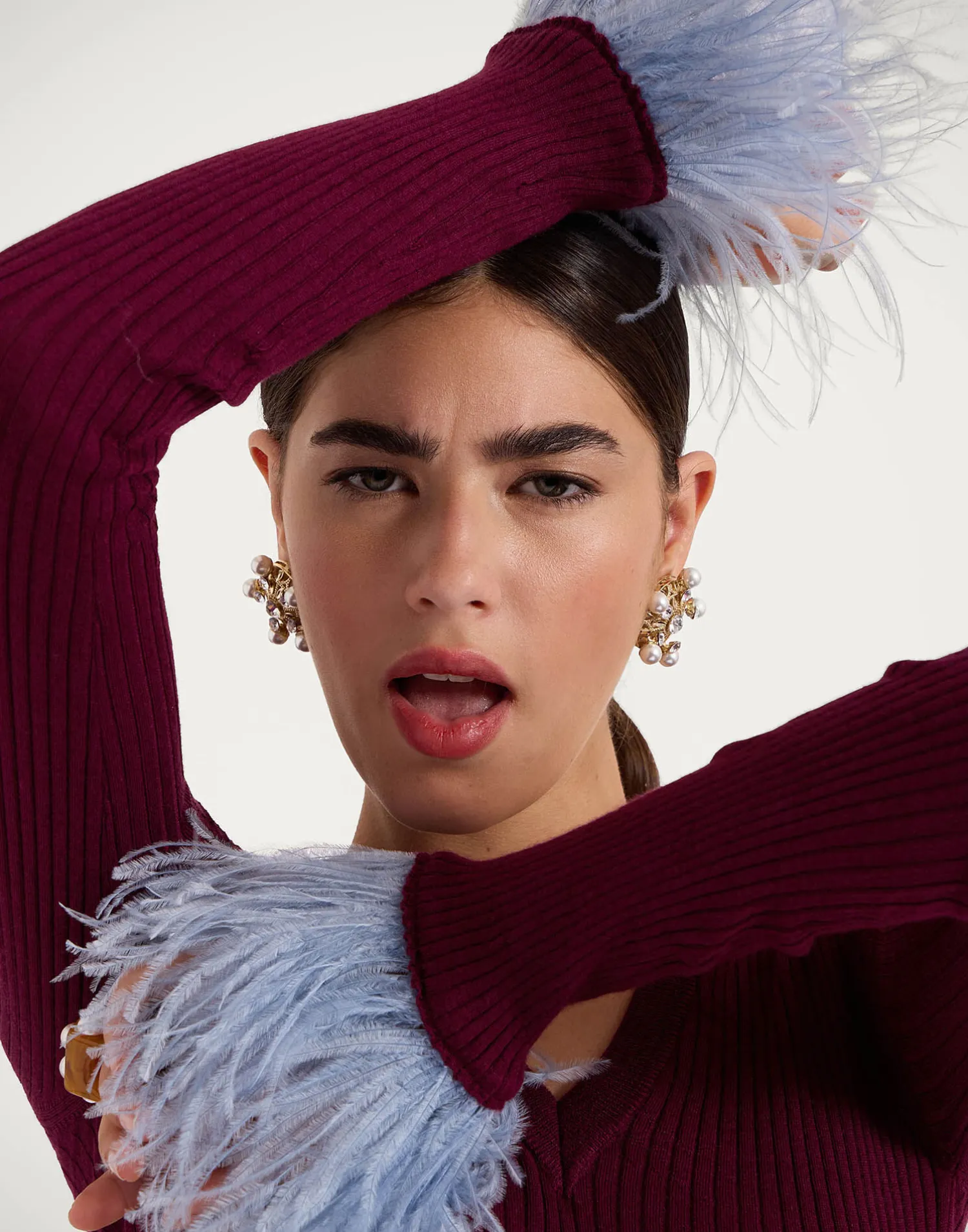 La DoubleJ Maglieria<V-Neck High Kick TopSolid Burgandy in Ribbed Silk Cashmere With Feathers