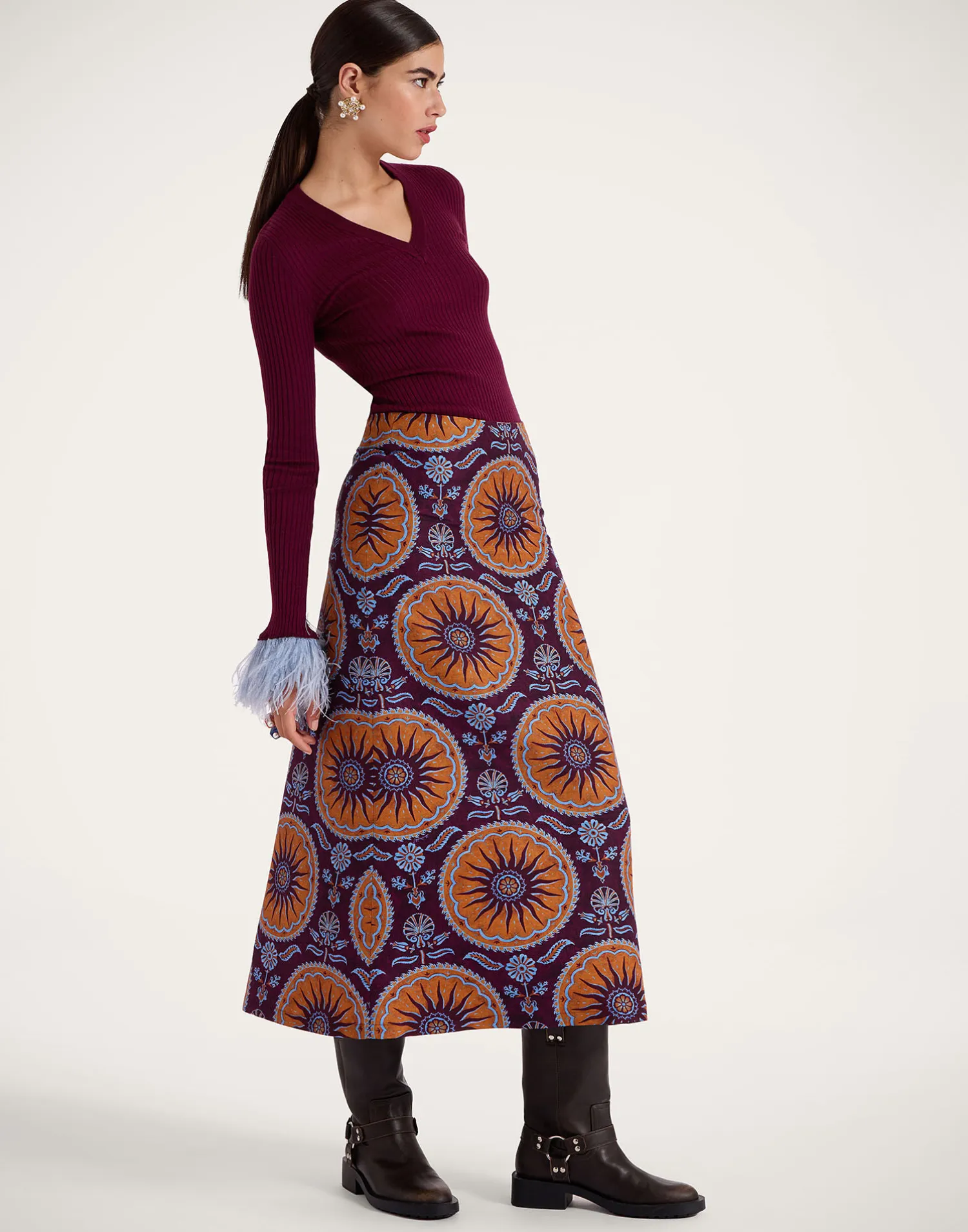 La DoubleJ Maglieria<V-Neck High Kick TopSolid Burgandy in Ribbed Silk Cashmere With Feathers