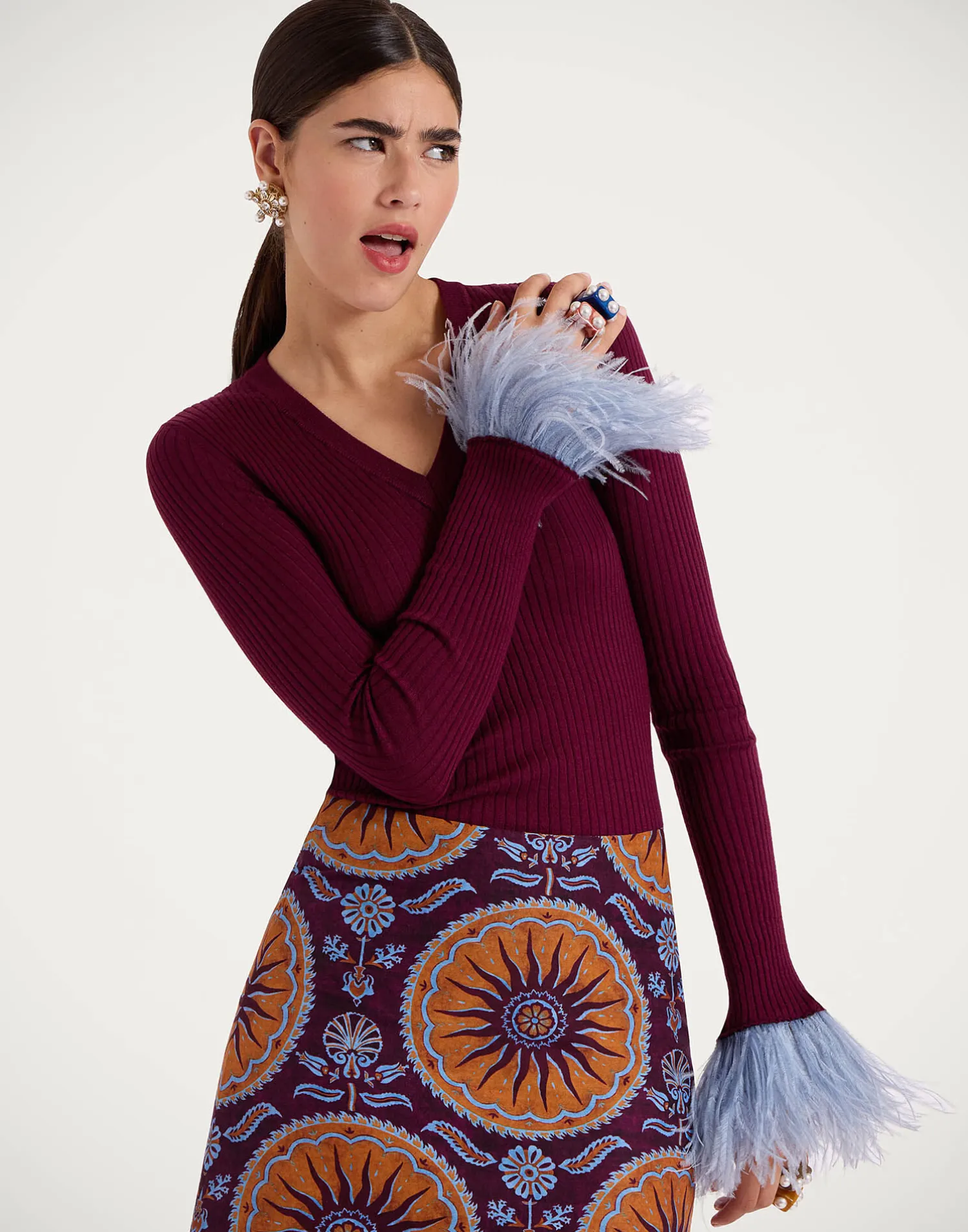 La DoubleJ Maglieria<V-Neck High Kick TopSolid Burgandy in Ribbed Silk Cashmere With Feathers
